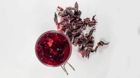 8 Benefits of Hibiscus Tea Hibiscus Tea Benefits, Detox Tea Recipe, Fat Burning Tea, Juice Fast, Hibiscus Tea, Tea Benefits, Healthy Detox, Detox Recipes, Detox Tea