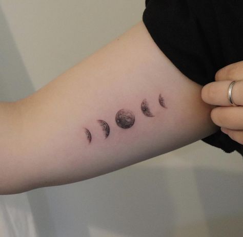 CafeMom.com : Phases of the Moon Tattoo : 40 Inspiring Tattoos for a Fresh Start in the New Year -- People follow lunar cycles all year in hopes of aligning their intentions with new phases. After all, the moon has a new beginning every month and is the perfect reminder that everything is just a phase. Phases Of The Moon Tattoo, The Moon Tattoo, 40 Tattoo, Knitting Tattoo, Inspiring Tattoos, Pearl Tattoo, Art Inspired Tattoos, Celtic Knot Tattoo, Knot Tattoo