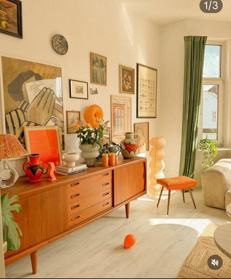 60s Aesthetic Living Room, Mid Mod 70s Eclectic Boho, Retro Aesthetic Apartment, Retro Salon Ideas, Deco Retro Vintage, 70s Style Bedroom, Midcentury Apartment, 60s Living Room, Vintage Style House