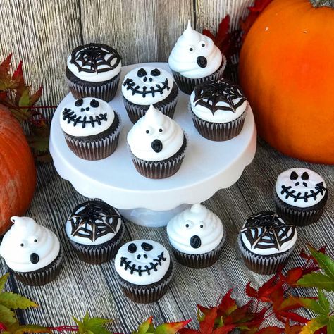 Halloween Cupcakes Decoration, Halloween Food Cupcakes, Halloween Deserts, Dessert Halloween, Postres Halloween, Recetas Halloween, Black And White Halloween, Halloween Food Treats, Halloween Treats Easy