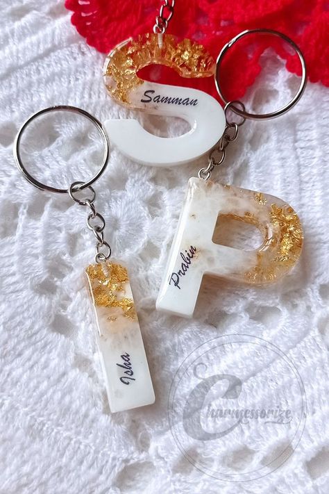 Raisin Keychain Ideas, Resin Letter Keychain With Name, Letter Keychain Resin, Resin Letter Keychain Ideas, Resin Keychain Ideas Alphabet, Resin Name Keychain, Diy Keyrings, Resin Letter Keychain, Diy Resin Keychain