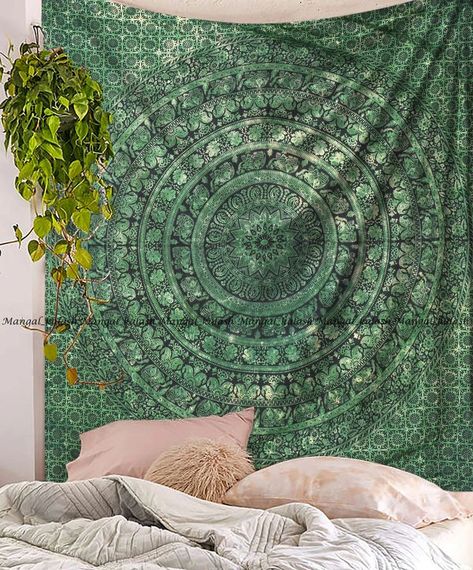 Wall Tapestries Bedroom, Pretty Tapestries, Living Room Tapestry Ideas, Tapestry Bedroom Hippie, Boho Tapestry Bedroom, Hippy Tapestry, Mandala Tapestry Bedroom, Tapestries Bedroom, Wall Blankets