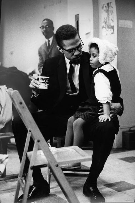 A Day Before Being Assassinated, Here Are Pictures of Malcolm X With His Wife Betty Shabazz and Their Children in 1965 ~ Vintage Everyday Betty Shabazz, Black American Culture, Black Leaders, Kat Dennings, Frank Stella, By Any Means Necessary, Vintage Black Glamour, Annie Leibovitz, Malcolm X