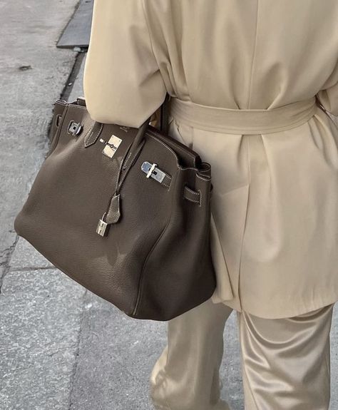 Hermes Birkin 40 Outfit, Birkin 35 Street Style, Birkin 35 Outfit, Birkin Street Style, Brown Birkin, Birkin Outfit, Hermes Birkin Brown, Birken Bag, Stealth Wealth