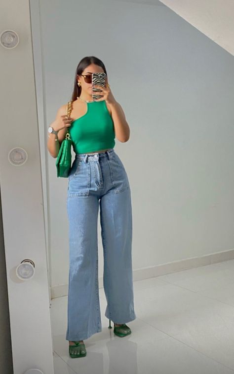 Top Verde Outfit, Green Top Outfit, Casual Oufits, Top Verde, Outfits Con Jeans, Looks Jeans, Latina Fashion Outfits, Casual Day Outfits, Crop Top Outfits