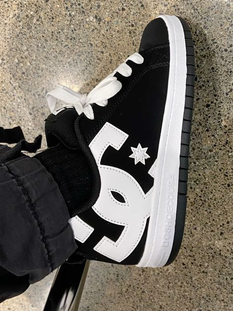 Dc Sneakers Outfit, Dc Shoes White, Dc Shoes Outfit Women, Dcs Shoes, Dc Shoes Aesthetic, Dc Shoes Outfit, White Dc Shoes, Black Dc Shoes, Tenis Dc