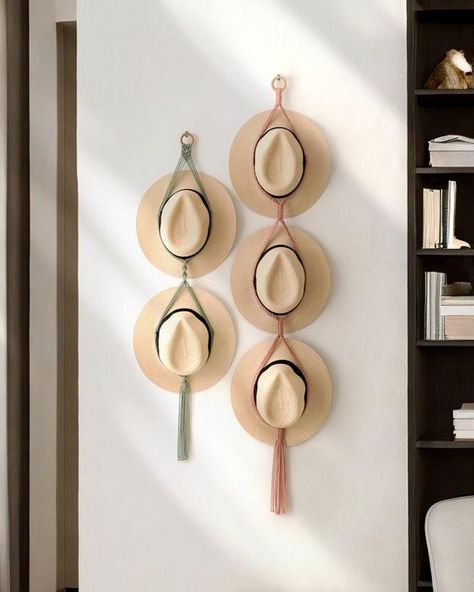 Et si vos chapeaux devenaient de véritables objets de décoration ? ✨ Accrocher ses chapeaux au mur, c'est à la fois pratique et esthétique ! Ils créent un décor unique, apportent du caractère et restent facilement accessibles au quotidien. Une belle façon de mêler utilité et décoration avec style ... Que ce soit dans une entrée, un dressing ou dans la chambre, les chapeaux suspendus sont parfaits pour personnaliser votre intérieur ! Vous aimez cette idée déco ? Stéphanie . . . Photos : Pin... Wall Hat Racks, Organizer Hanger, Gifts For New Home, Macrame Hat, Wall Decor Macrame, Hat Organizer, Wall Hats, Christmas Organization, Hat Holder