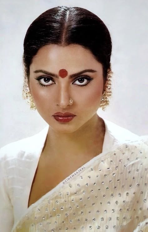 Actor Bollywood, Rekha Actress, Bollywood Makeup, Wide Jaw, South Asian Aesthetic, Indian Eyes, Conservative Outfits, Bollywood Pictures, Retro Makeup