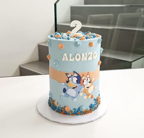 Buttercream Bluey Cake, Bluey Smash Cake, Bluey Theme Cake, Pastel De Bluey, Bluey And Bingo Cake, Bluey Themed Cake, Bluey Cake Ideas, 2nd Birthday Cake Boy, Bluey Birthday Cake