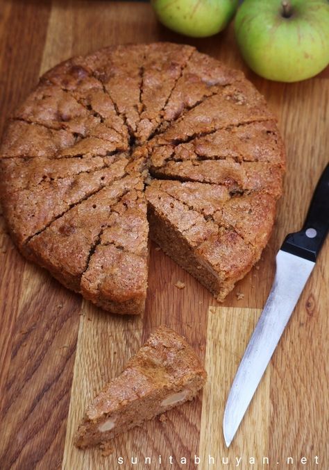 Whole wheat apple and cinnamon cake Whole Wheat Apple Cake, Whole Wheat Cake, Raisin Cake, Lemon And Coconut Cake, Apple And Cinnamon, Moist Carrot Cakes, Flourless Cake, Apple Cobbler, Food Eating