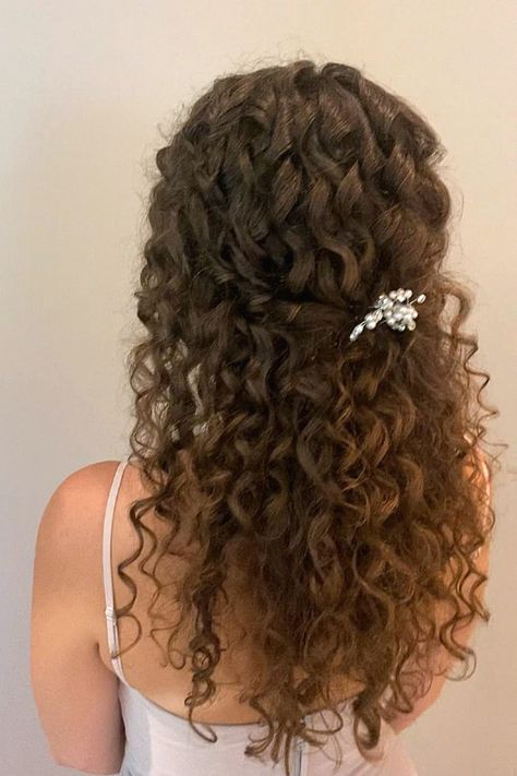 That curly wedding hair feels perfect for the bride-to-be with textured hair. I enjoy photographing this look for wedding day photos. Keep that to your hair ideas. Curly Hair Bride Wedding Day, Curly Hair Bride, Long Curly Wedding Hair, Hair Bride, Wedding Day Photos, Curly Wedding Hair, Bridal Hair Inspiration, Hairstyle Inspo, Wedding Hairstyle