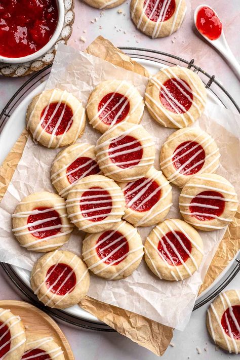 Jam Thumbprint Cookies Pistachio Thumbprint Cookies, Creative Christmas Cookies, Raspberry Pistachio, Unique Christmas Cookies, Christmas Shortbread, Best Christmas Cookies, Thumbprint Cookies, Xmas Cookies, Holiday Cooking