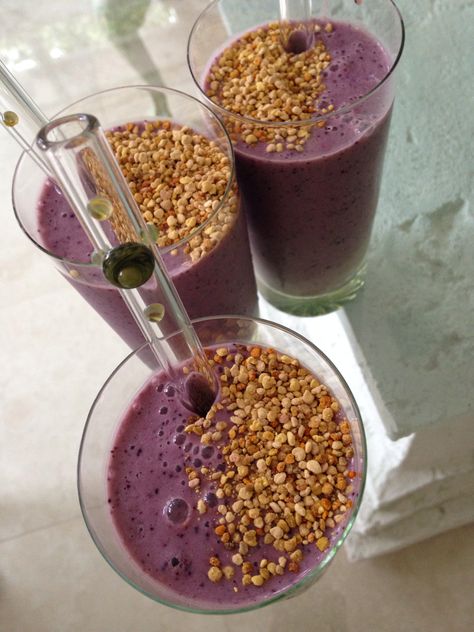 Blueberry bee pollen Smoothie Nut milk # Banana # Blueberries # Honey # Vanilla extract # Bee pollen Glowup Plan, Bee Pollen Smoothie, Blendtec Recipes, Milk Banana, Soft Life, Bee Pollen, Nut Milk, Healthy Juices, Green Smoothie