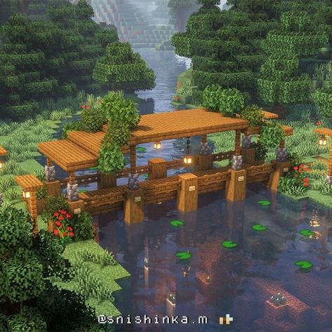 Oak Builds Minecraft, Road Ideas Minecraft, Minecraft Oasis Ideas, Small Bridge Design, Cute Minecraft World, Minecraft Yard Ideas, Bridge Design Minecraft, Minecraft Small Bridge, Minecraft Outside Decor Ideas