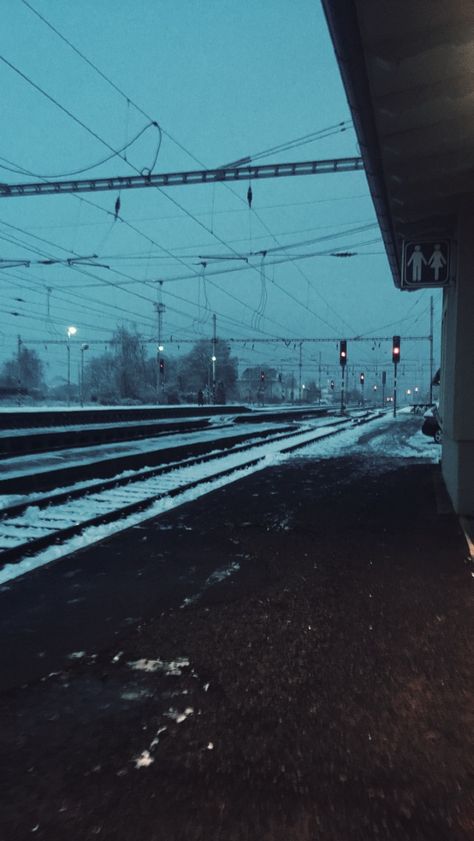 Snowy Train Station, Romanticize Winter, Winter Scenery, Bus Station, Winter Aesthetic, Aesthetic Images, Railway Station, Screen Wallpaper, Train Station