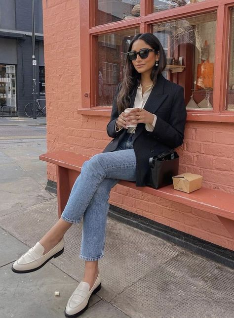 Spring Loafer Outfits Women, White Loafers Outfit, Chic Blazer Outfit, Jeans Blazer Outfit, Loafer Outfits, Outfit Elegantes, Vintage Wash Jeans, Loafers Outfit, Mode Tips