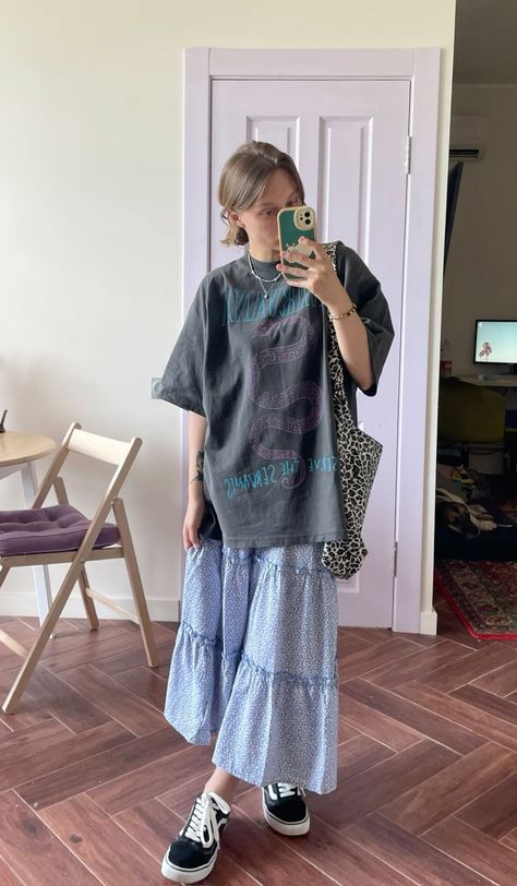 Summer Fits Aesthetic 2024, Long Flared Skirt, Long Skirt Outfits, Maxi Skirt Outfits, Oversized T Shirt, Classy Women, Flared Skirt, Casual Style Outfits, Mode Inspiration