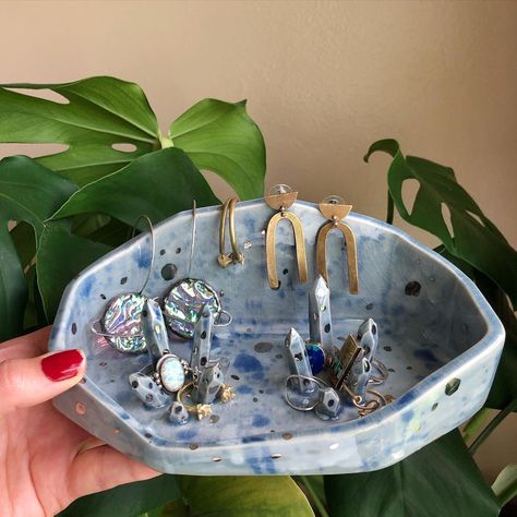 Devon Urquhart on Instagram: “Crystal ceramic jewelry holder with real white gold fired on. ✨🔹 #crystalcreations #ceramics #handmadeceramic” Ceramic Crystal Holder, Jewelry Holder Dish, Ceramic Jewelry Holder, Ceramic Jewelry Box, Shabby Chic Boxes, Y Craft, Crystal Holder, C Table, Jewelry Decor