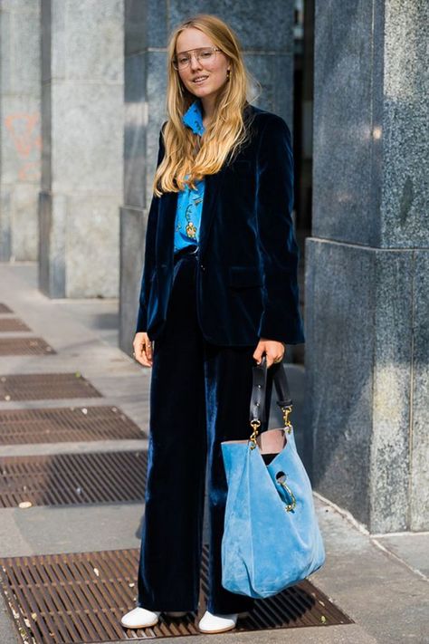 The Blazer Styles That Will Take Over 2018 Pants Street Style, Blue Velvet Pants, Blazer Street Style, Style Casual Chic, Campaign Fashion, Velvet Clothes, Fashion To Figure, Velvet Blazer, Fashion People