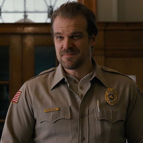 𝐒𝐭𝐫𝐚𝐧𝐠𝐞𝐫 𝐓𝐡𝐢𝐧𝐠𝐬 𝐈𝐜𝐨𝐧 - 𝐒𝟏 𝐄𝟑 #strangerthings #hopper #strangerthingsicon Stranger things icons. david harbour icons. david harbour. 80s icons. 80s. Hopper Icon, Stranger Things Season One, David Harbour Stranger Things, Stranger Things Lights, David Harbor, Hopper Stranger Things, Jim Hopper, Charlie Heaton, David Harbour