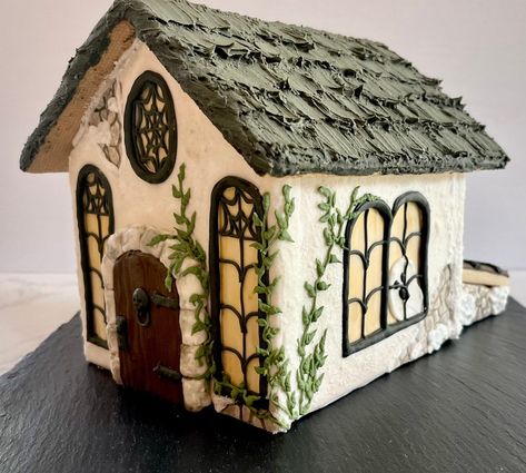 Goth Gingerbread House, Painted Gingerbread Houses, Harry Potter Gingerbread House, Gingerbread House Competition Ideas, Gingerbread House Designs Ideas, Green Gingerbread House, Gingerbread Haunted House, Modern Gingerbread House, Unique Gingerbread House Ideas