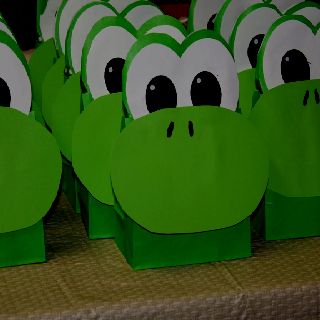 Yoshi party gift bags Mushroom Cupcakes, Mario Kart Party, Mario Bros Birthday Party Ideas, Super Mario Bros Birthday Party, Mario E Luigi, Super Mario Bros Party, School Hall, Mario Bros Birthday, Mario Bros Party