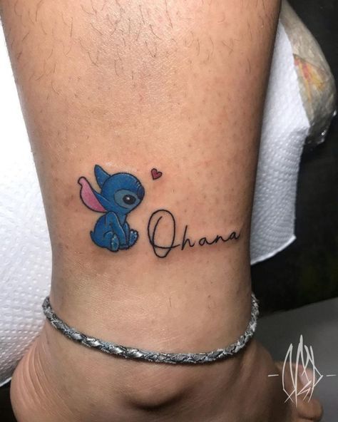 Tatuaggi sulla famiglia, le idee per celebrare questo legame- tatuaggi scritte Lilo And Stitch Tattoo, Pop Culture Tattoos, Cousin Tattoos, Culture Tattoos, Matching Friend Tattoos, Stitch Tattoo, Ear Tattoo Ideas, Ear Tattoos, Disney Tattoo