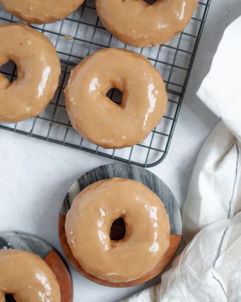 Maple Donut Recipe, Nutella Glaze, Maple Donuts Recipe, Maple Glaze Recipe, Homemade Baked Donuts, Maple Donuts, Donut Calories, Cake Donuts Recipe, Maple Frosting