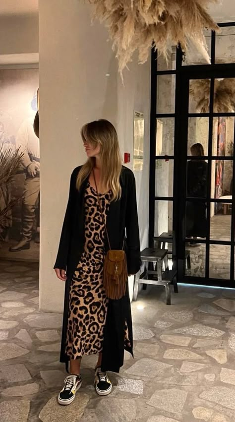 Vestido Midi Outfit, Leopard Print Dress Outfit, Print Maxi Dress Outfit, Leopard Outfit Ideas, Leopard Dress Outfit, Leopard Clothes, Printed Dress Outfit, Vestido Animal Print, Leopard Outfit