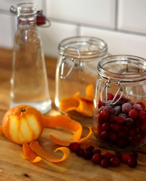 Cranberry and orange infused gin recipe Infused Gifts, Infused Alcohol Recipes, Infused Alcohol, Gin Making, Gin Recipe, Liqueur Recipes, Flavored Alcohol, Christmas Drinks Alcohol Recipes, Infused Liquors