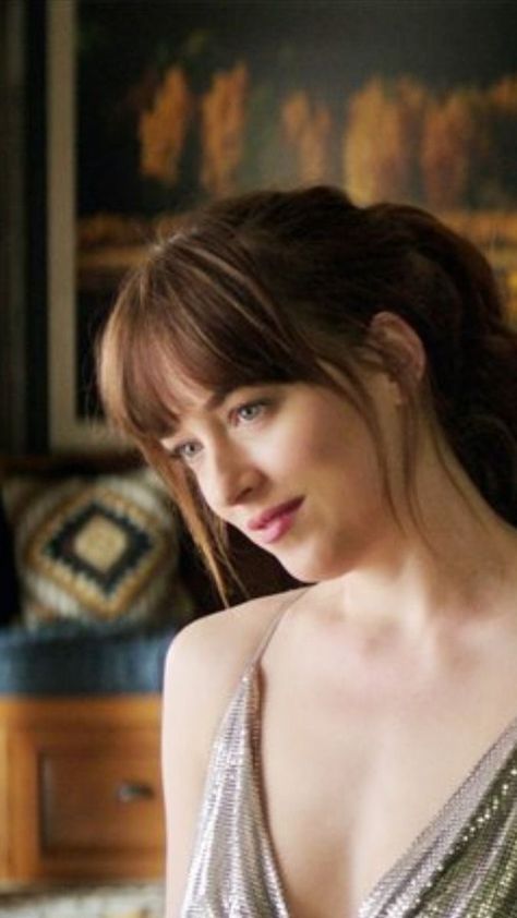 Anastasia Steele Outfits, Dakota Johnson Hair, Anastasia Grey, Dakota Mayi Johnson, Couple Pics For Dp, Anastasia Steele, Marie Osmond, Best Friend Poses, Fifty Shades Freed