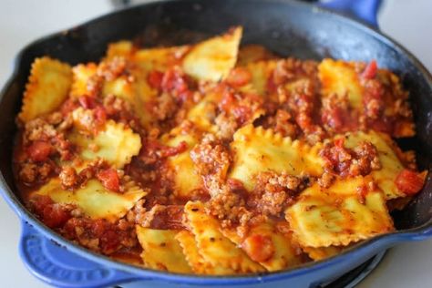 Ravioli and Italian Sausage Skillet - Cheesy comfort food at its best made in less than 30 min. You can't beat that! Meat Ravioli Recipe, Italian Sausage Skillet, Beef Ravioli Recipe, Monday Dinner, Sausage Skillet, Skillet Lasagna, Ravioli Recipe, Easy Skillet, Simple Salad