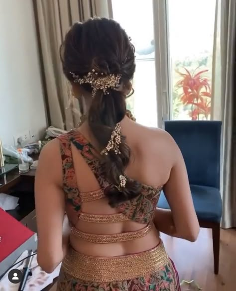 Choli Blouse Design, Long Blouse Designs, Blouse Designs Catalogue, Mehendi Outfits, Simple Saree Designs, Backless Blouse Designs, New Saree Blouse Designs, Lehenga Designs Simple, Fashionable Saree Blouse Designs