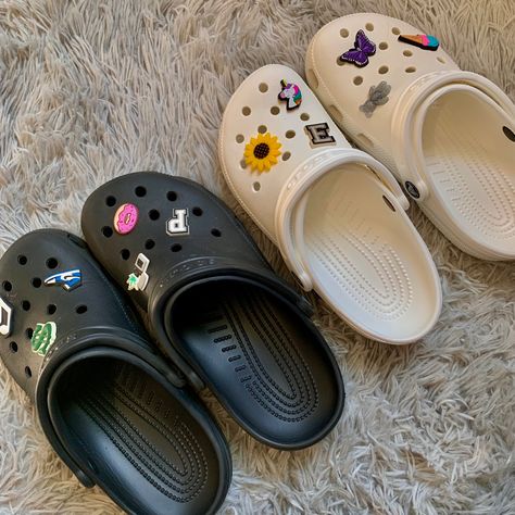 Crocs goals pareja Crocs Couple Goals, Matching Crocs For Couples, Light Mcqueen, Crocs Aesthetic, Crocs Ideas, Crocs Fashion, Matching Couple, Croc Charms, Pool Ideas