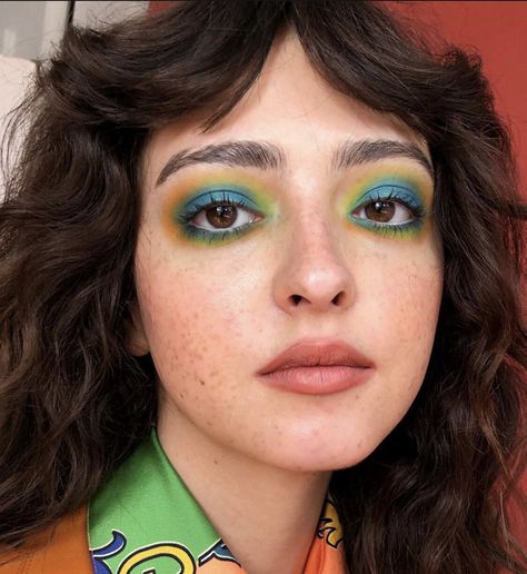 Makeup For Bright Green Dress, Primary Color Makeup Look, Easy Artsy Makeup Looks, Colourfull Makeup Looks, Jewel Tone Makeup Looks, Funky Eyeshadow Looks, Fun Eyeshadow Looks For Beginners, Wes Anderson Makeup, Fun Summer Makeup