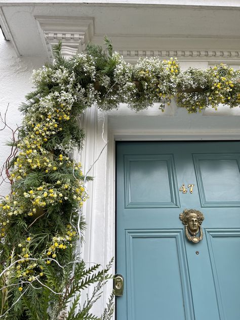 Easter Decoration Idea: Faux Flower Spring Doorscaping — MELANIE LISSACK INTERIORS. Door decoration seasonal Flower Window Display, Easter Door Decorations, Door Arch, Cottage Front Doors, Spring Door Decoration, Flower Workshop, Easter Outdoor, Easter Door Decor, Park Street