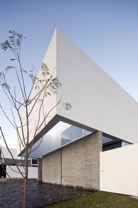 Abraham Cota Paredes Arquitectos Houses In Mexico, Minimal Architecture, House Design Exterior, Minimalist Architecture, Design Exterior, Facade Architecture, Facade House, Residential Architecture, Contemporary Architecture