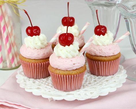 Milkshake Cupcakes, Diy Cupcake Stand, Bolo Red Velvet, Strawberry Whipped Cream, Mouthwatering Food, Cupcake Wars, Diy Ice Cream, Whipped Cream Frosting, Beer Party