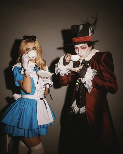 Mad Hatter Halloween Costume, Alice Halloween, Halloween Alice In Wonderland, Halloween Duos, Halloween Parejas, Mad Hatter Costume, Alice Costume, Alice In Wonderland Costume, Pretty Halloween Costumes