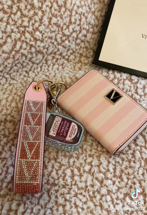 Victoria Secret Keychain Aesthetic, Victoria Secret Keychain, Car Keychain Ideas, Pretty Tote Bags, Girly Car Accessories, Packing Hacks Clothes, Inside My Bag, Pink Lifestyle, Car Key Holder