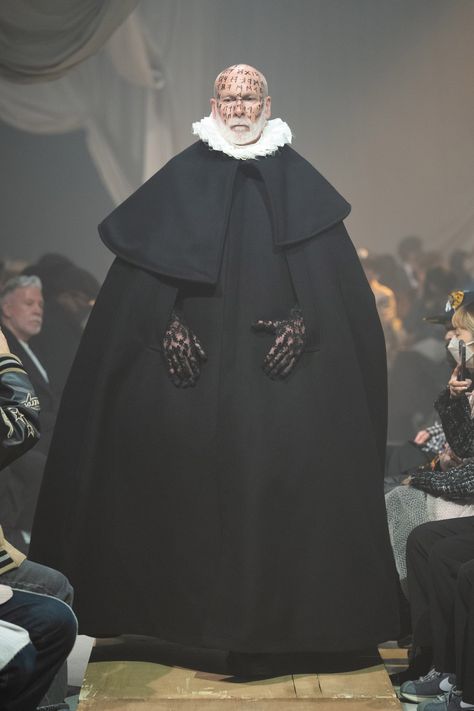 Tokyo Fashion Week Runway, Cloak Ideas, Vampire Cloak, 50s Photos, Goth Prom, Elven Princess, Denim On Denim Looks, Fall 2023 Fashion, Tokyo Fashion Week