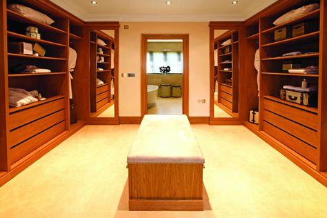 How to create theft-proof closets Small Master Closet, Walk In Wardrobe Design, Closet Ikea, Master Closet Organization, Closet Island, Grand Dressing, Walking Closet, Walk In Closet Design, Simple Closet