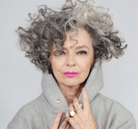 Silver White Hair, Grey Curly Hair, Wavy Hairstyle, Womens Haircuts Medium, Grey Hair Inspiration, Short Grey Hair, Trendy Hairstyle, Easy Hairstyle, Winter Hair Color