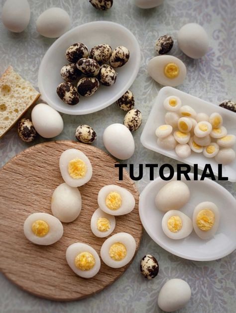 Polymer clay miniature. Tutorial: video + pdf Miniature Neighborhood, Clay Chicken, Tutorial Polymer Clay, Miniature Food Tutorials, Miniature Ornaments, Clay Magnets, Diy Doll Miniatures, Food Patterns, Quail Eggs