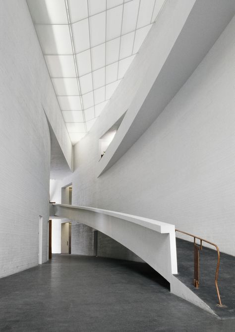 Steven Holl Architecture, Ramp Design, Museum Interior, Dune Art, Steven Holl, Stairs Architecture, Museum Architecture, Unique Architecture, Minimalist Architecture