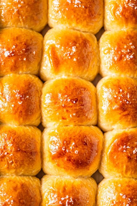 Homemade Hawaiian Sweet Rolls Dinner Rolls Easy, Pineapple Juice Recipes, Slider Rolls, Sweet Roll Recipe, Bread Rolls Recipe, Hawaiian Sweet Rolls, Baked Rolls, Slider Buns, Lunch Bowl