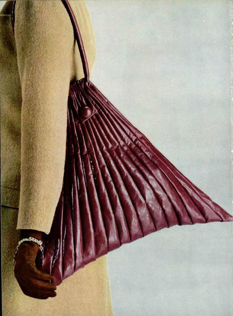 1962....pleated leather bag...love... 80s Bags Vintage, 60s Bags, Pleated Bag, Profile On Instagram, Mode Inspo, Homecoming Makeup, Cute Bags, Looks Style, Leather Bags