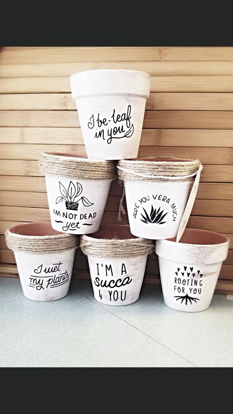 Potted Plant Quotes, Plant Pots With Sayings, Cricut Flower Pots, How To Make Pots For Plants Diy, Diy Cricut Signs, Flower Pot Cricut Ideas, Funny Pots Plants, Cricut Planter Ideas, Flower Pot Sayings