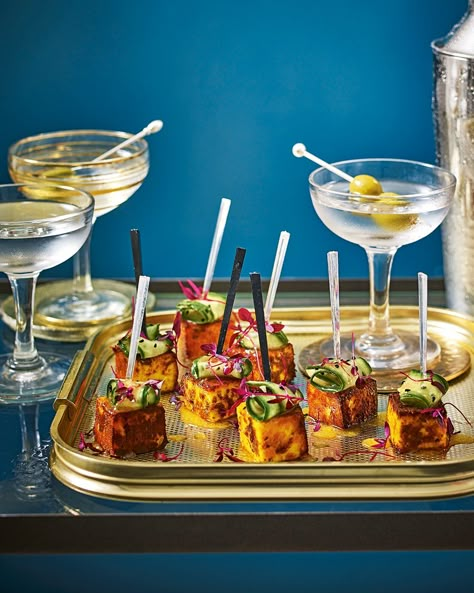 These paneer bites are the new cheese and pineapple...We think they're going to catch on. Give these Indian-inspired canapés a go at your next dinner party. Nibbles Ideas, Holiday Party Food, Christmas Canapes, Christmas Party Snacks, Christmas Party Treats, Party Food Recipes, Nibbles For Party, Canapes Recipes, Vegetarian Christmas