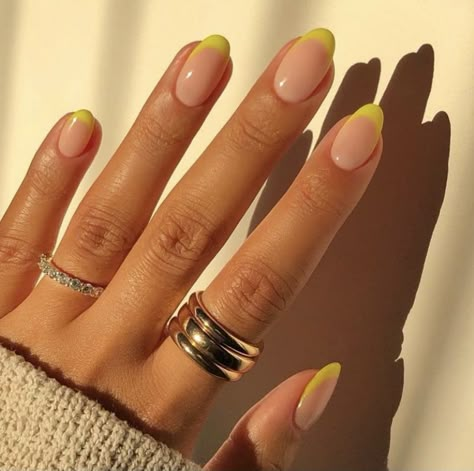 Classy Nails Colors, Yellow French Tip Nails, Summer Yellow Nails, Yellow French Tip, Yellow Tips, Minimal Nails, Summer Yellow, Cute Gel Nails, Nails 2024